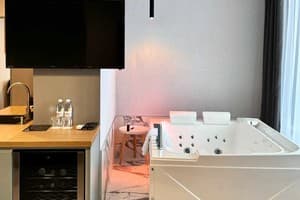 Апарт-отель Be The One Hotel. Люкс двухместный с джакузи и террасой 1